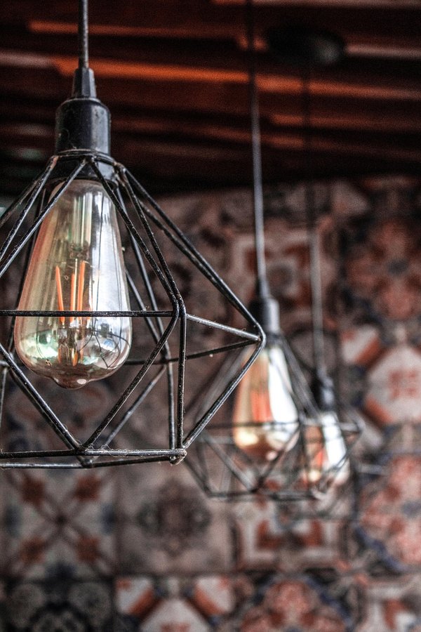 Luminaires suspendus : élégance et créativité pour votre intérieur